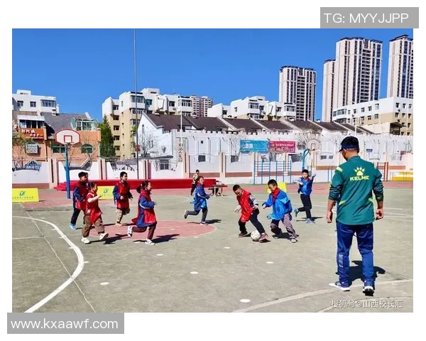 足球巨星在绿茵之外体验划船运动展现力量与优雅的别样风采